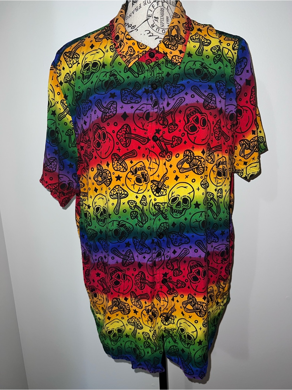Spencer’s Rainbow Trippy Skull Mushroom  Short Sleeve Shirt L